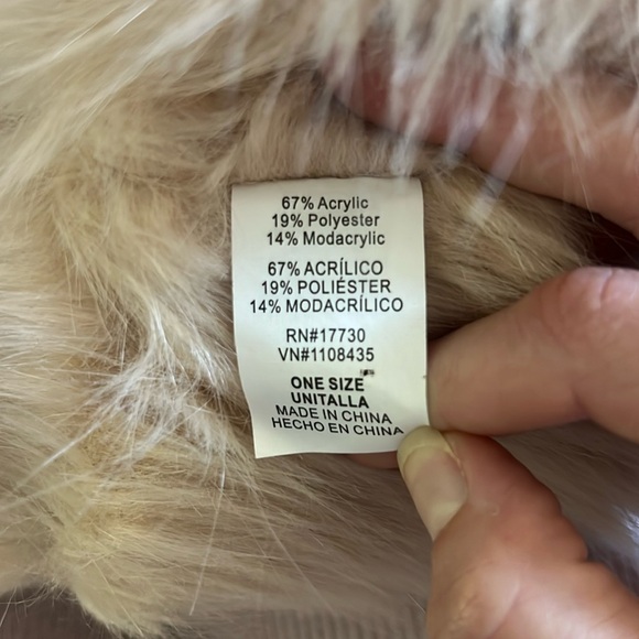 Faux fur baby pink scarf - Picture 3 of 6